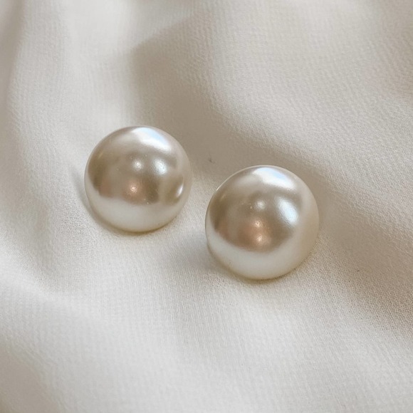 Vintage Jewelry - VTG Sarah Cov Ivory Pearl Button Earrings